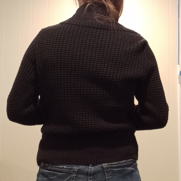Simple Sweater - Picture 2 of 4